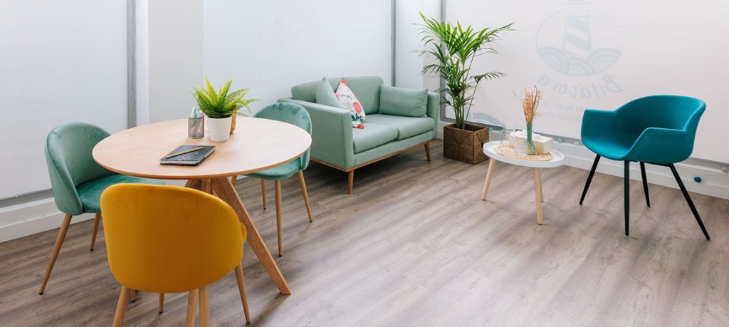 Sala de atención en Bitácora Psicología, un entorno acogedor para la terapia emocional.